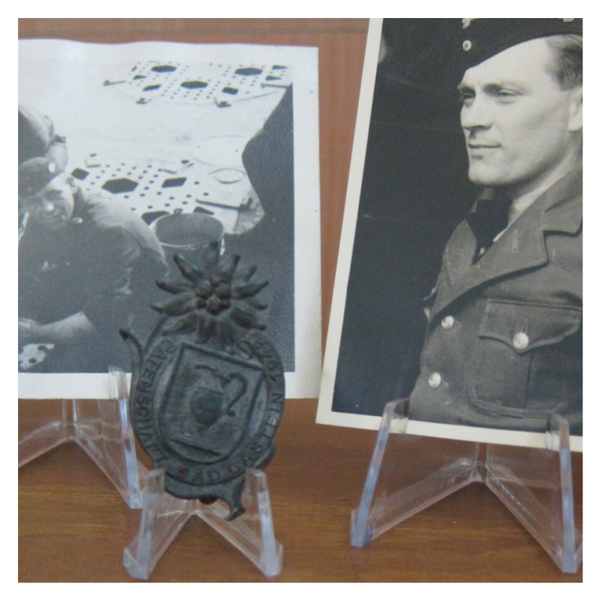Small Grouping Original WW2 Cap Badge for Kriegsmarine U-boat U-118 + photographs/ Mützenabzeichen U-Boot U118 mit fotos 2WK