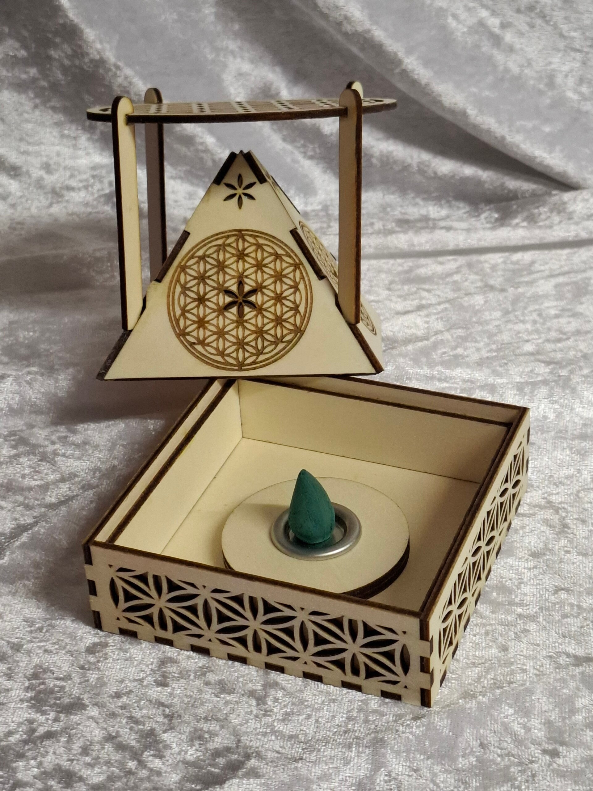 Support pyramide brûle encens fleur de vie