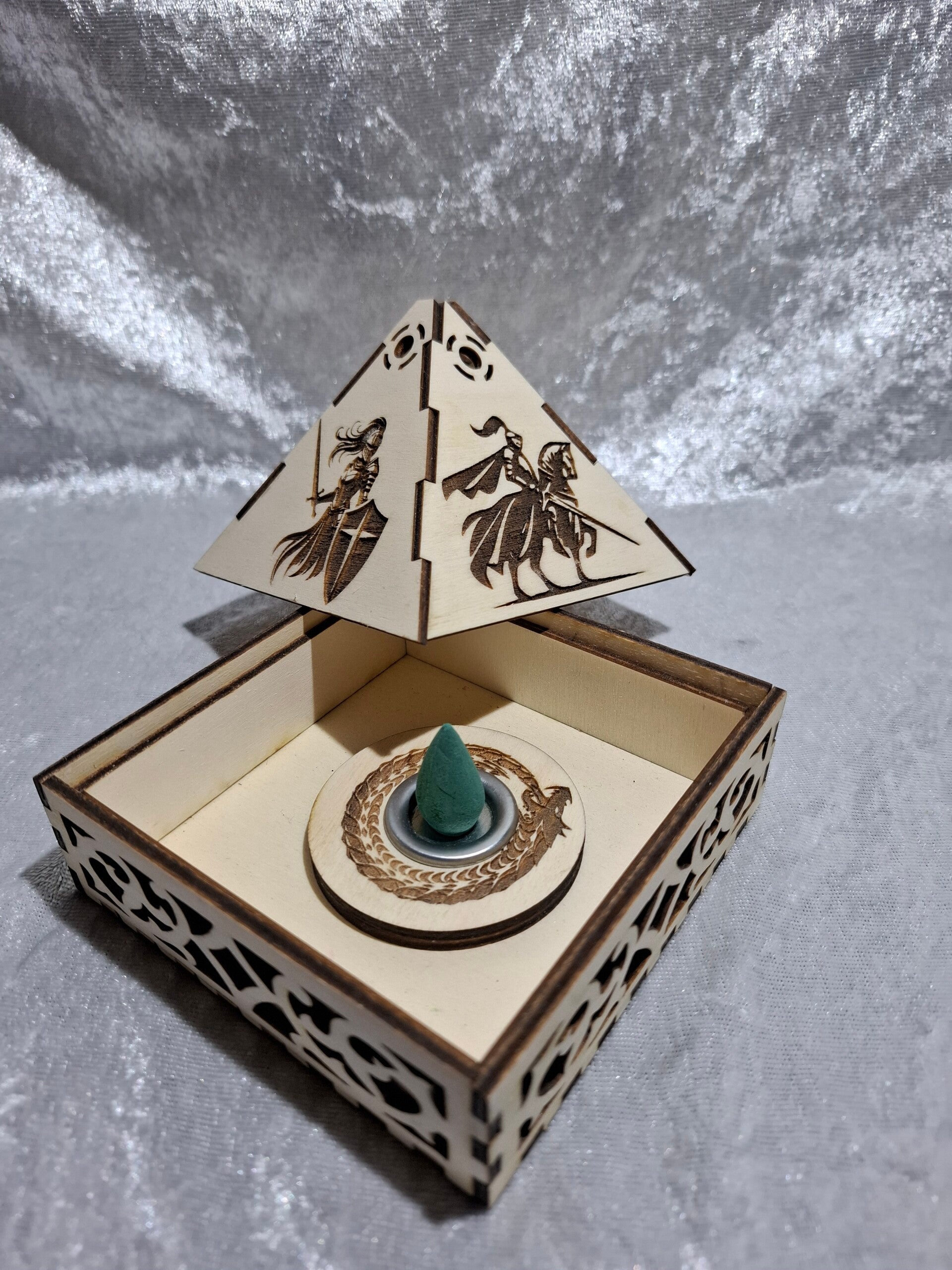 Pyramide brûle encens