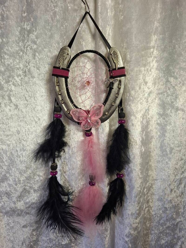 Attrape rêves fer a cheval papillon rose