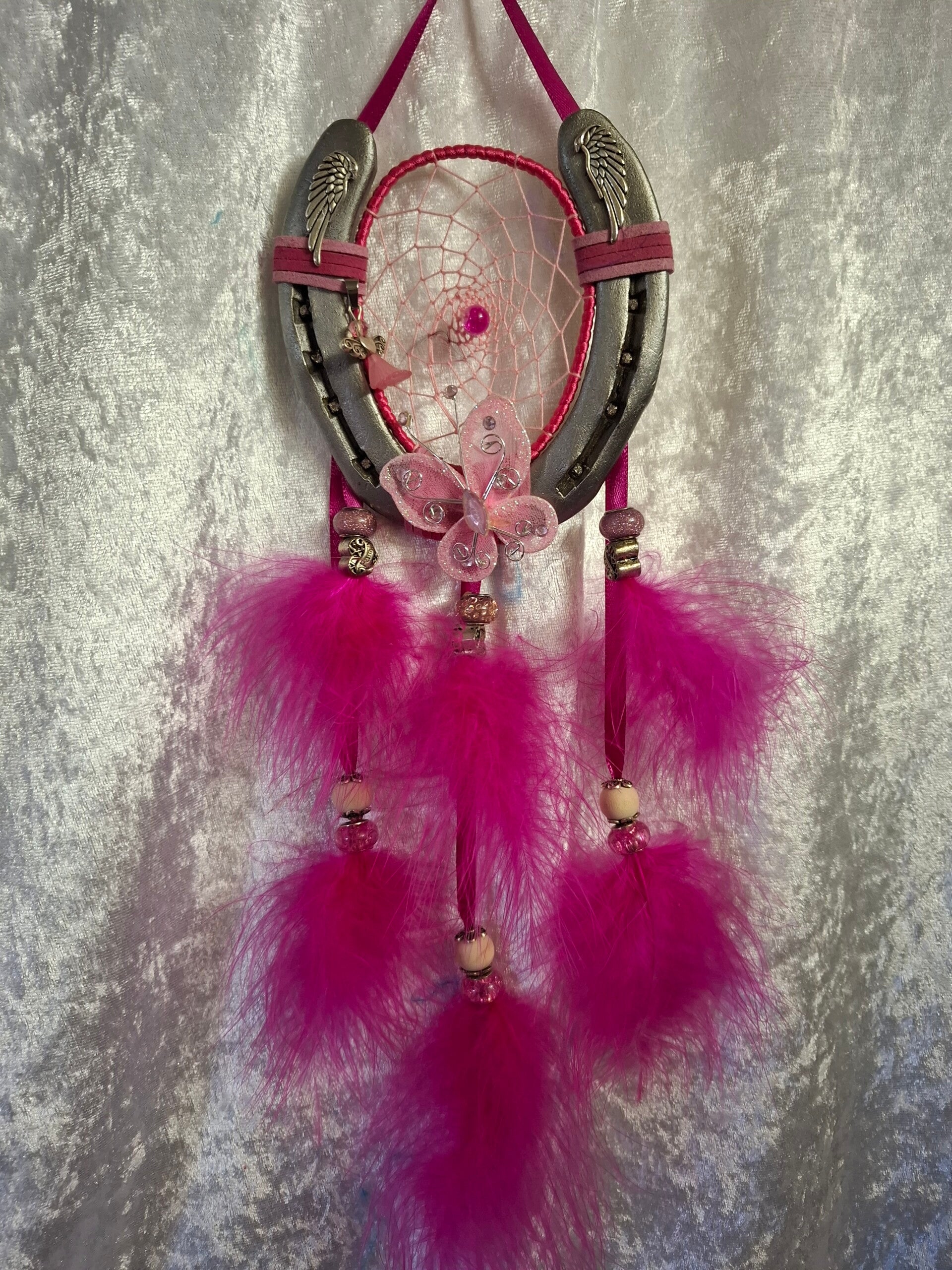 Attrape rêves fer a cheval papillon rose