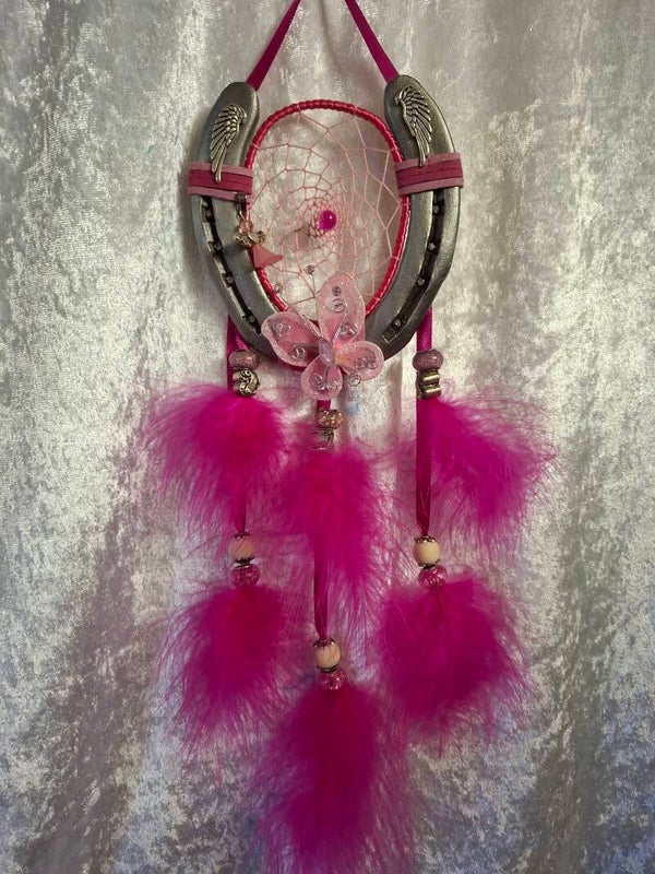 Attrape rêves fer a cheval papillon rose