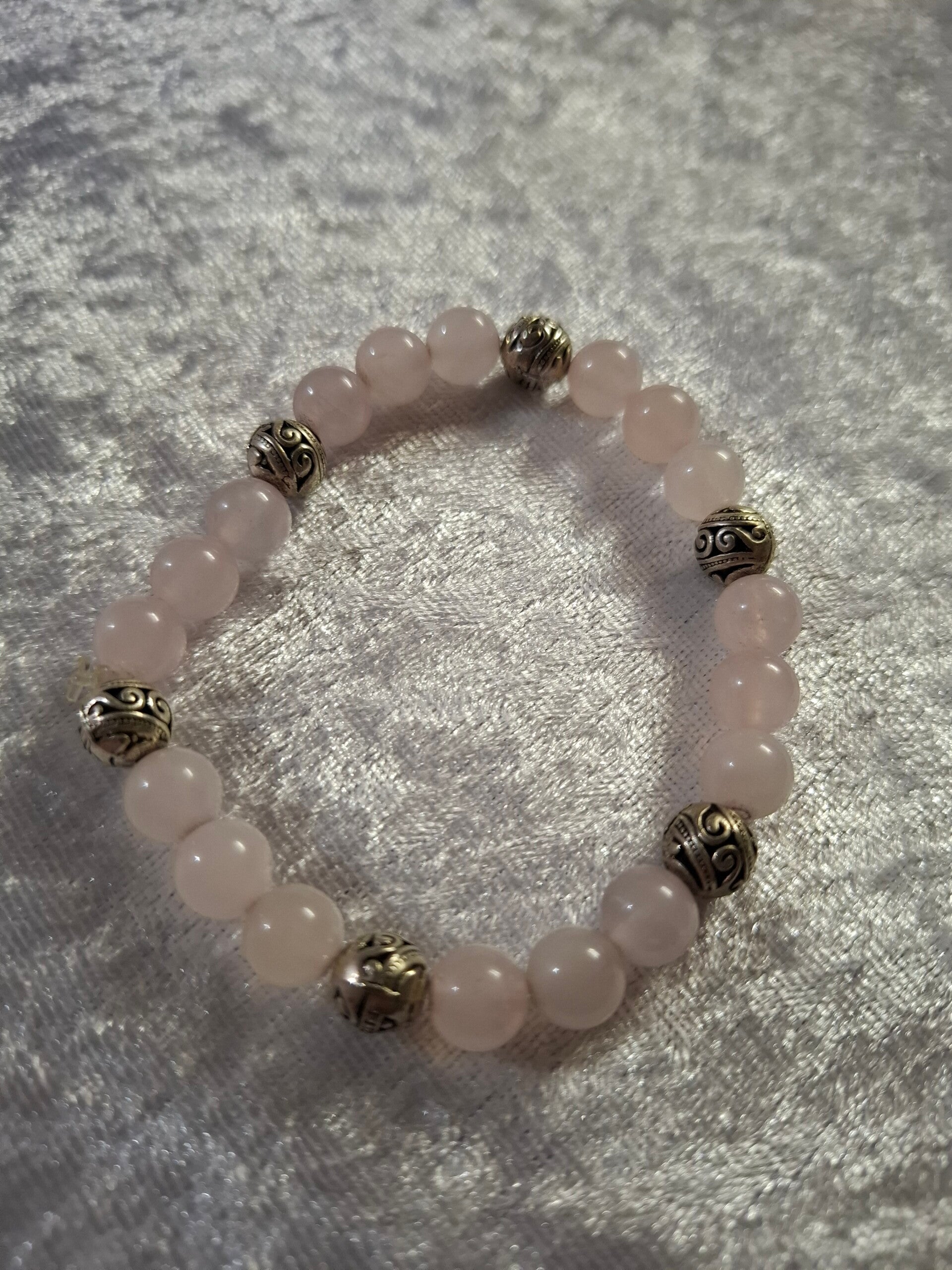 Bracelet en quartz rose et perles en métal