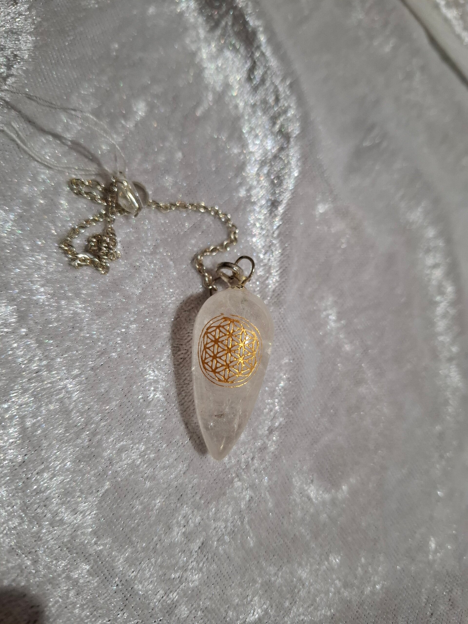 Pendule en pointe cristal de roche véritable et fleur de vie
