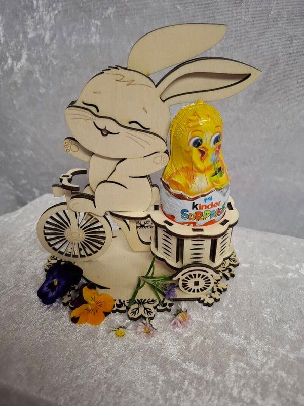 Lapin et sa bicyclette avec son oeuf au chocolat