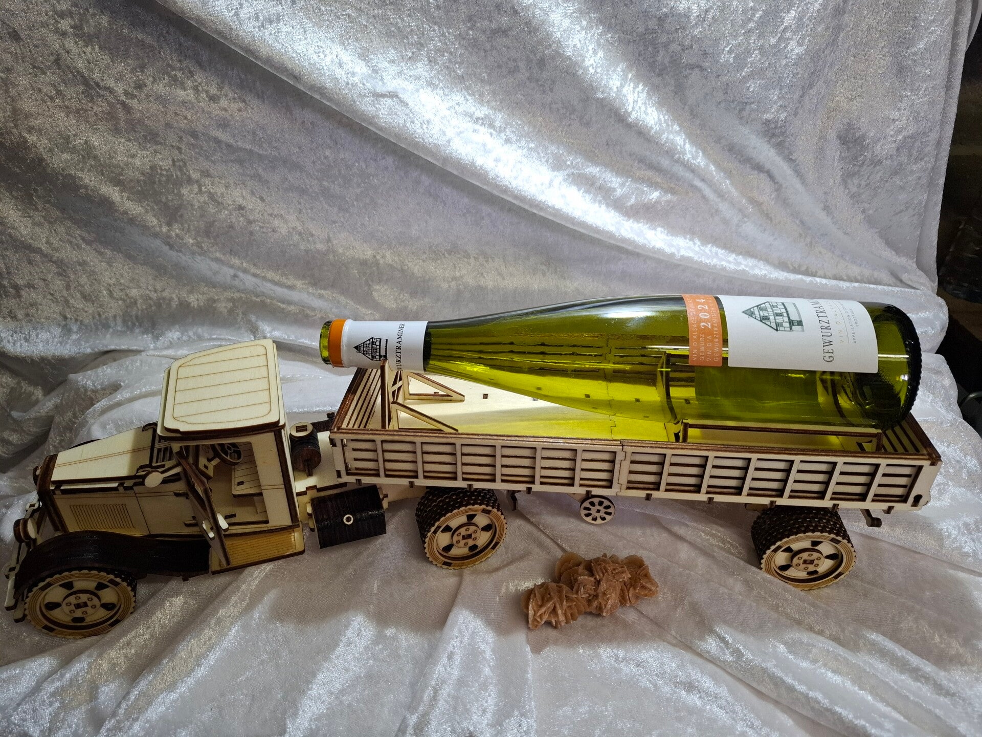 Véhicule articulé porte bouteille de vin