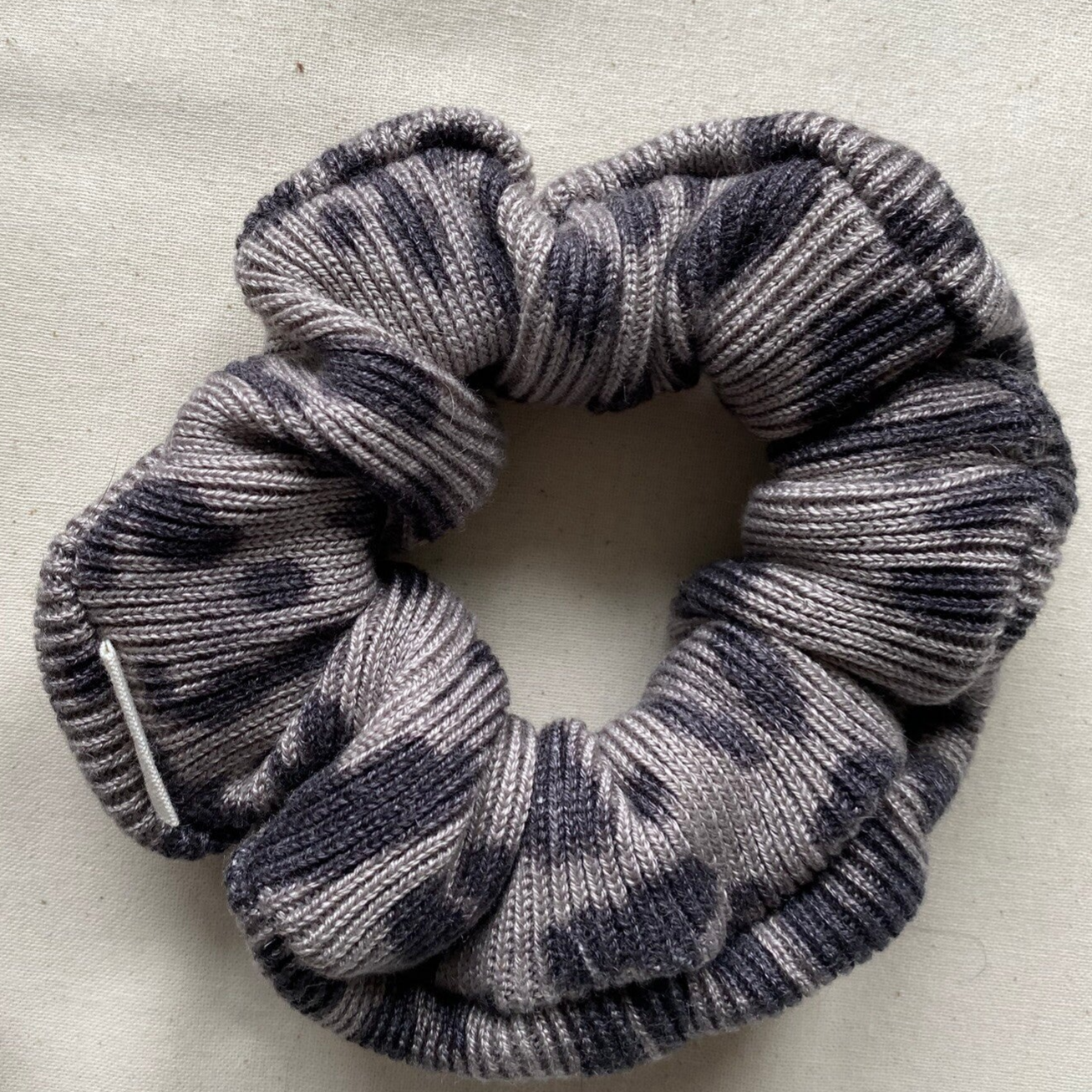 Kaschmir-Seiden Scrunchie Ripp-Muster - Leo silbergrau