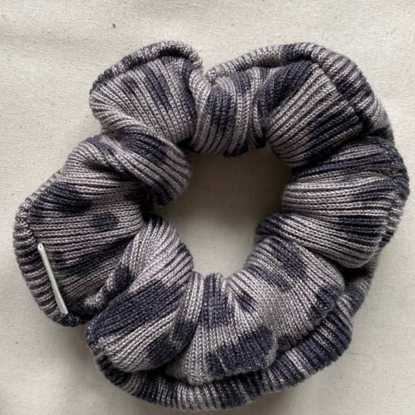 Kaschmir-Seiden Scrunchie Ripp-Muster - Leo silbergrau