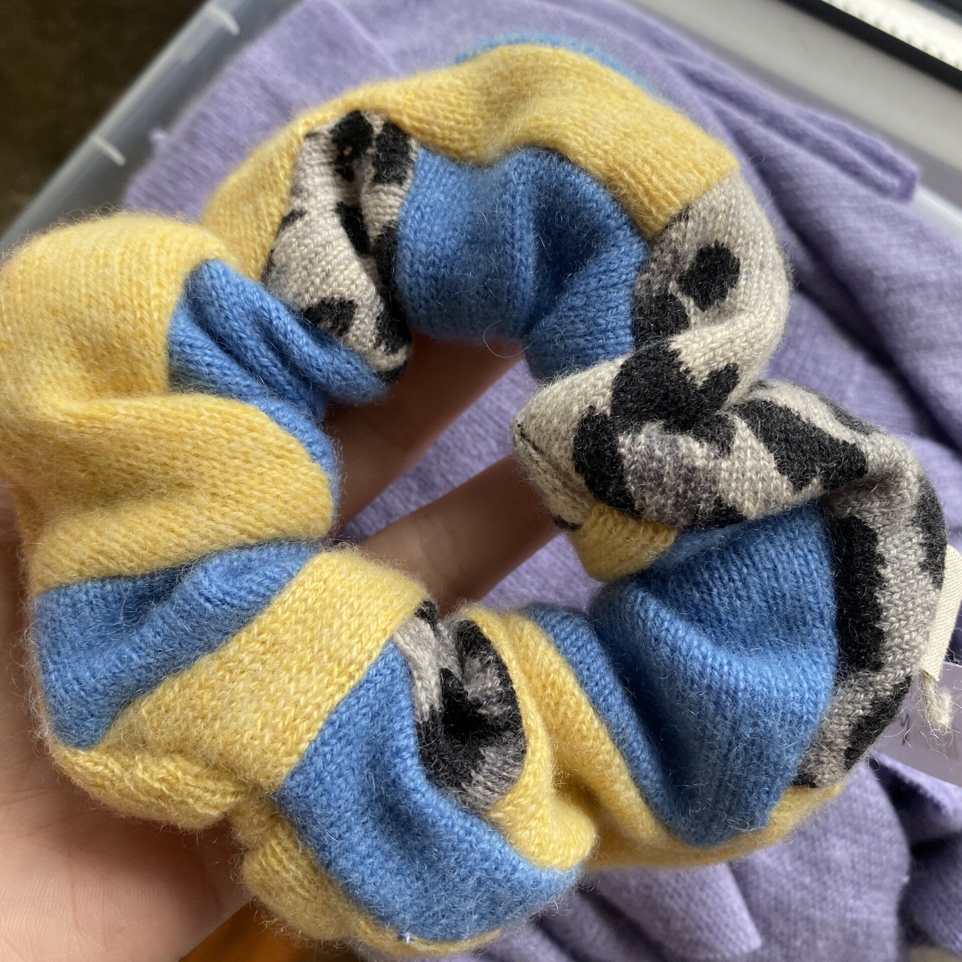 Kaschmir Scrunchie Patchwork Butteryellow-Blau