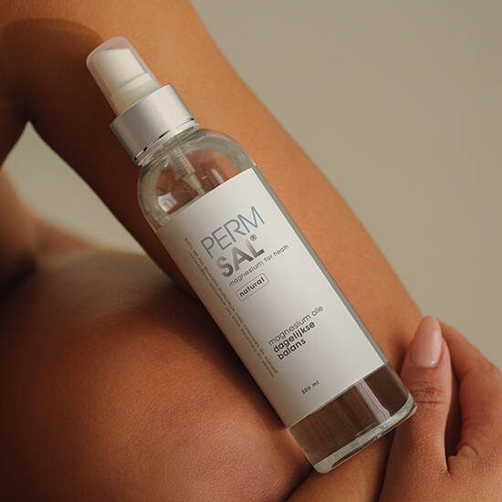 Een flesje Magnesium Olie tegen de blote huid.