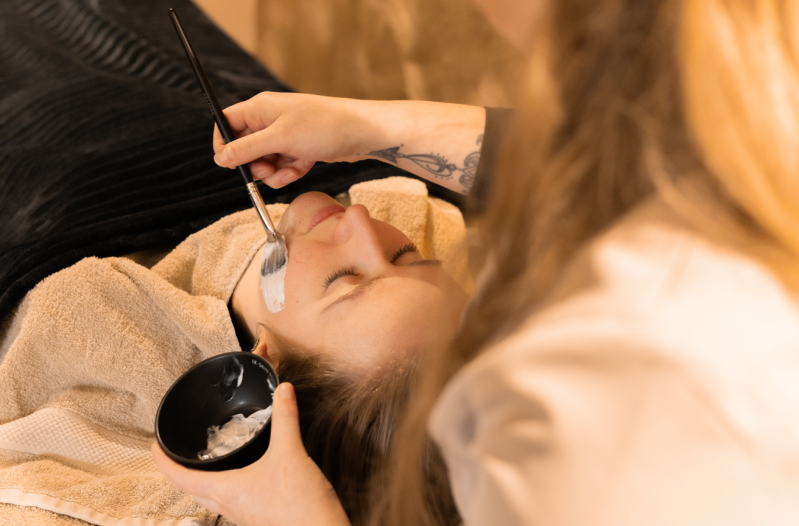 Aanbrengen van een gezichtsmasker