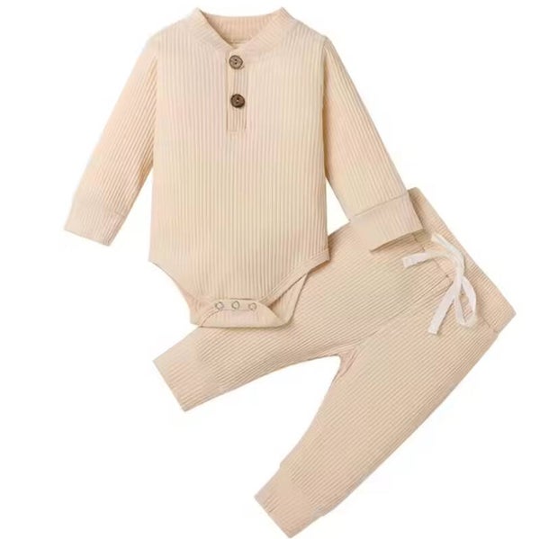 2-delig baby pakje met broek en romper met lange mouwen met nostalgische uitstraling beige