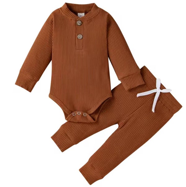 2-delig baby pakje met broek en romper met lange mouwen met nostalgische uitstraling bruin