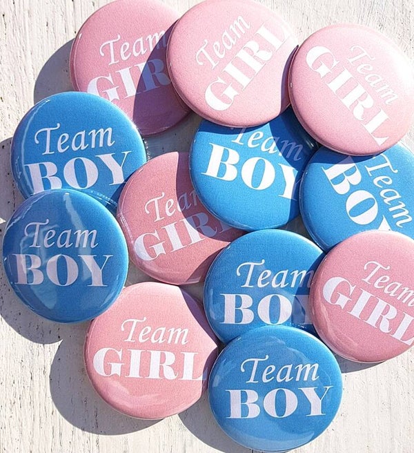 Set met 12 genderreveal buttons Team Boy blauw en Team Girl roze met witte tekst