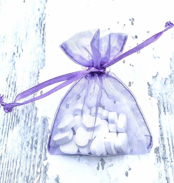 Organza zakje lila met 15 hartvormige mini pepermuntjes
