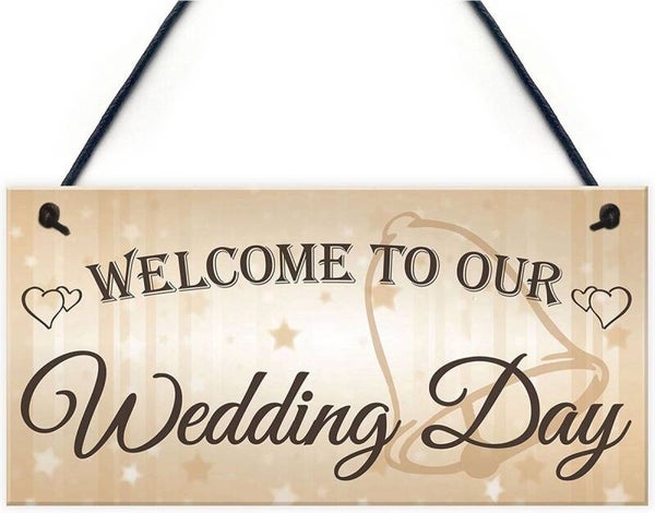 Houten bord aan touw met de tekst Welcome to our Wedding.