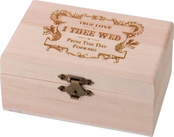 Houten ringbox met de romantische tekst True Love I Dee Wed