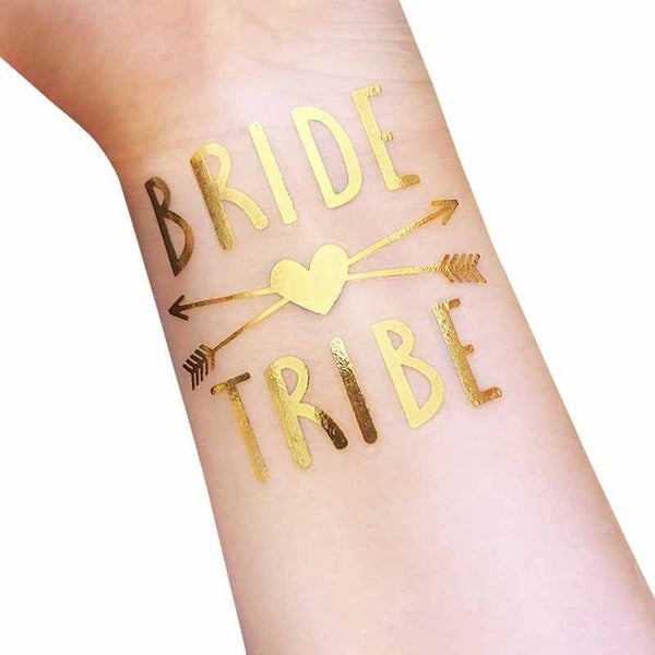 Goudkleurige tatoeage Bride Tribe met 2 gekruiste pijlen