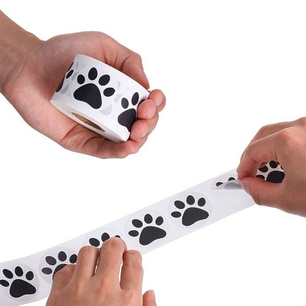 Honden sticker wit met zwarte honden pootjes per stuk of per rol van 100