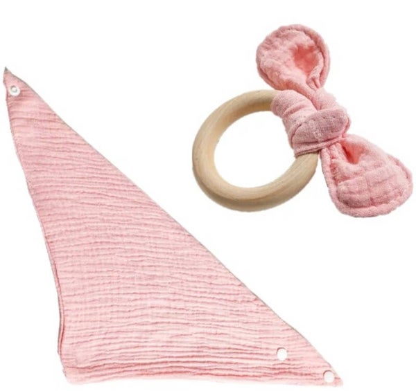 2-delige Kraamcadeau set met 100% katoen spuugdoekje roze en een eco houten bijtring met katoenen Bunny Ears