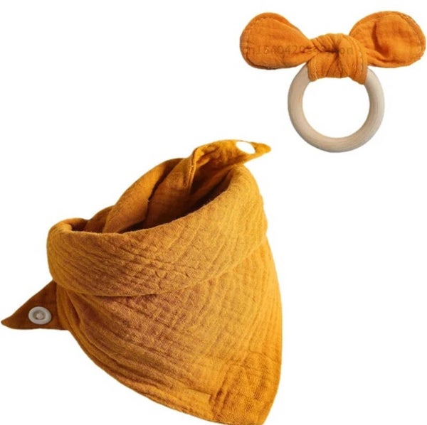 2-delige Kraamcadeau set met 100% katoen spuugdoekje oker geel en een eco houten bijtring met katoenen Bunny Ears