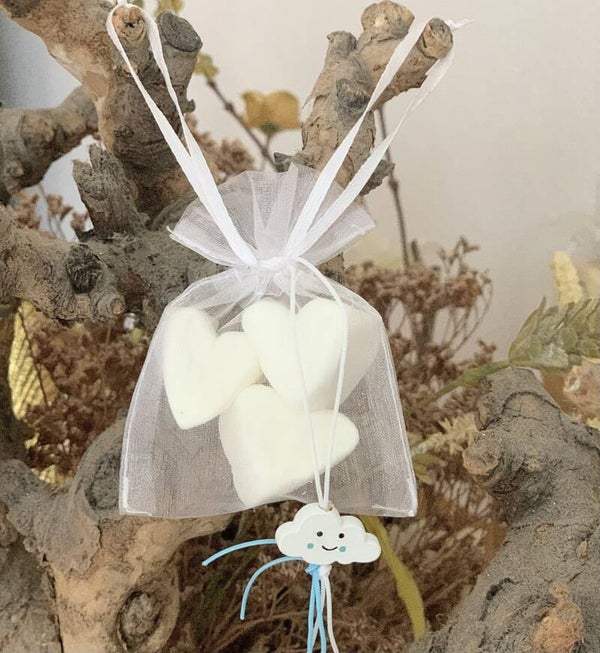 Organza zakje wit met gelukspoppetje wolk blauw en 3 witte hartvormige chamallows