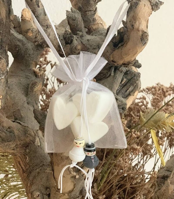 Organza zakje wit met gelukspoppetjes bruidspaar en 3 witte hartvormige chamallows