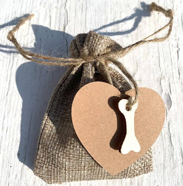 Jute giftbag met 15 hartvormige mini pepermuntjes, houten gelukspoppetje hondenbotje en hartvormig kraft kaartje