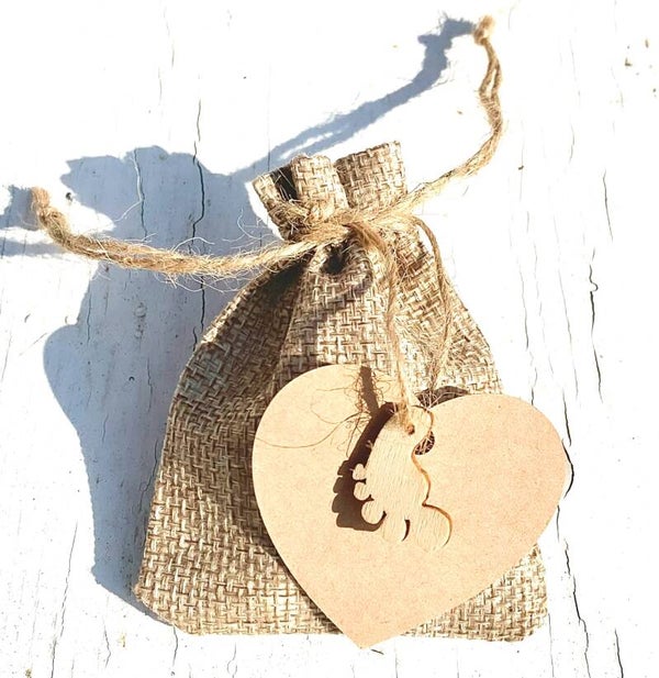 Jute giftbag met 15 hartvormige mini pepermuntjes, houten gelukspoppetje baby voetje en hartvormig kraft kaartje