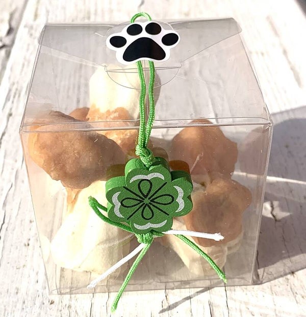 Honden traktatie doosje met gelukspoppetje, hondensticker en 4 kluifjes