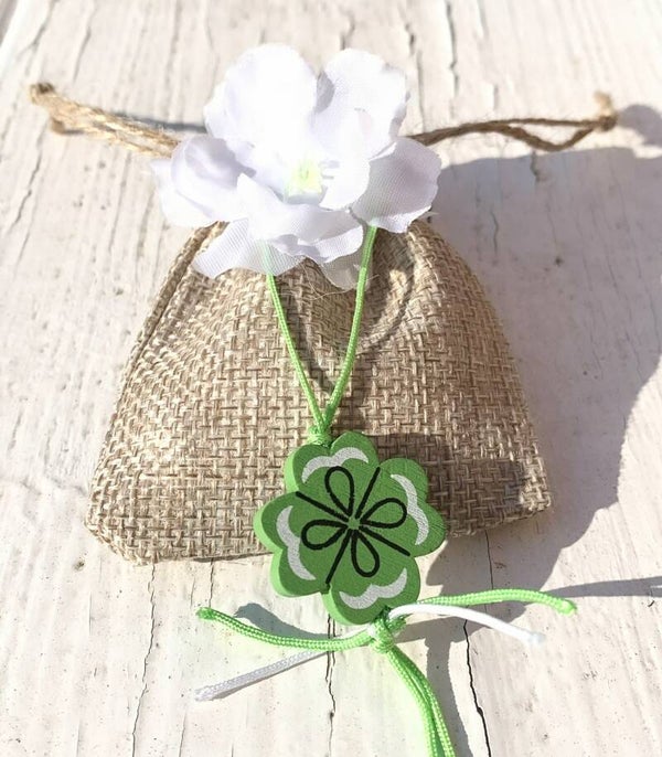 Jute giftbag met 15 hartvormige mini pepermuntjes, gelukspoppetje klaver 4 en wit bloemetje