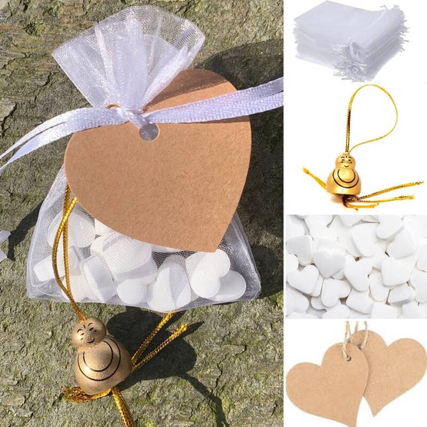 Organza giftbag wit met 15 hartvormige mini pepermuntjes, houten gelukspoppetje Boeddha en hartvormig kraft kaartje