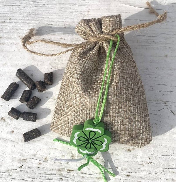 Jute zakje gevuld met Farmfood puppy brokjes en houten geluksengeltje klavertje 4