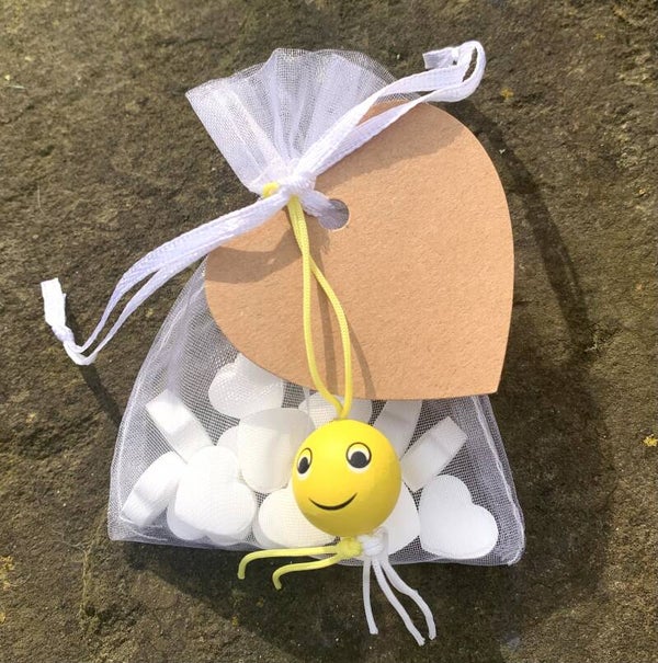 Organza giftbag wit met 15 hartvormige mini pepermuntjes, houten gelukspoppetje Smiley en hartvormig kraft kaartje