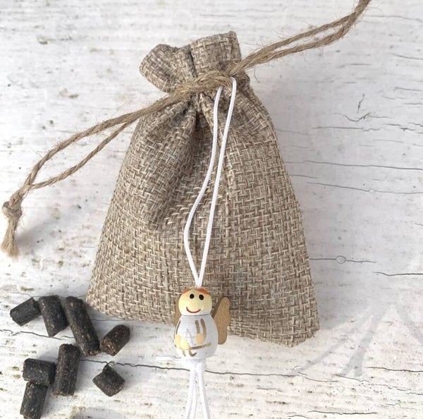 Jute zakje gevuld met Farmfood puppy brokjes en houten geluksengeltje