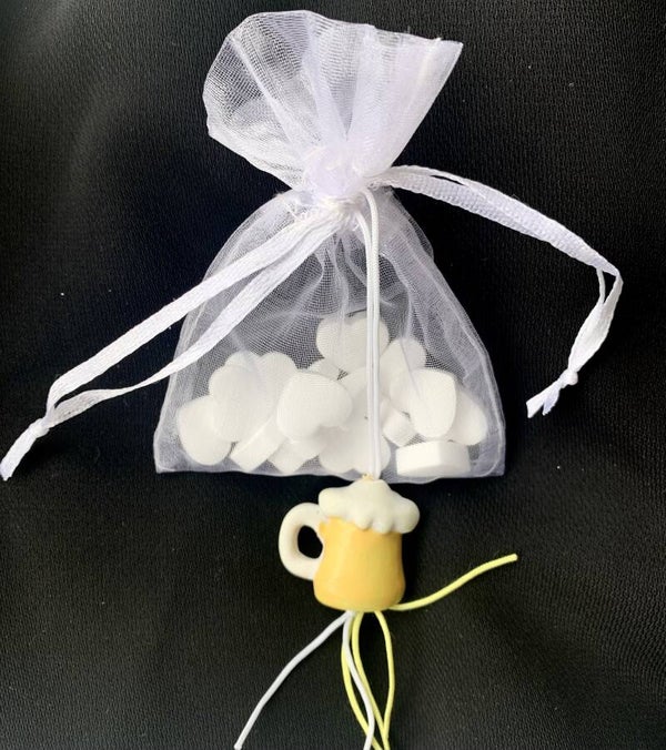 Organza zakje wit met gelukspoppetje bierpul en 15 hartvormige mini pepermuntjes