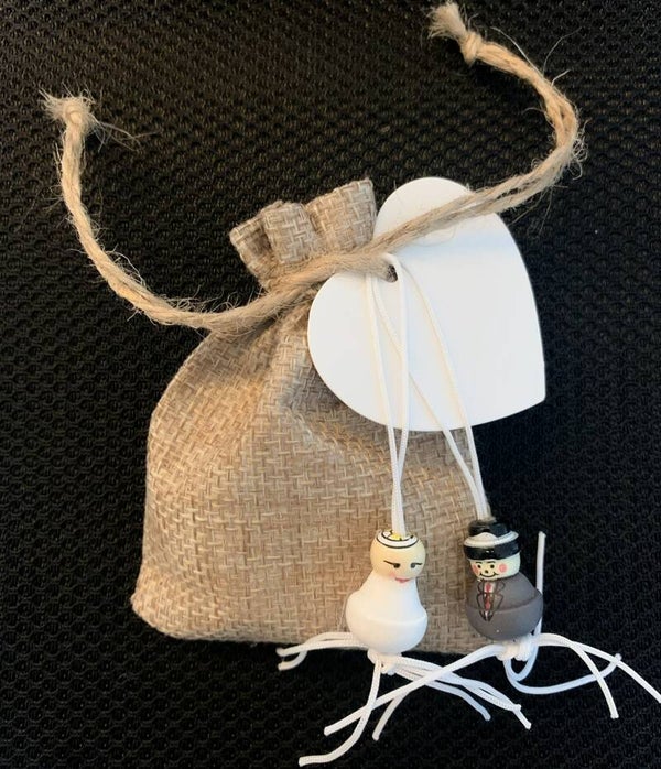 Jute giftbag met bruidspaar gelukspoppetjes, 10 mini hart pepermuntjes en hart kraft kaartje