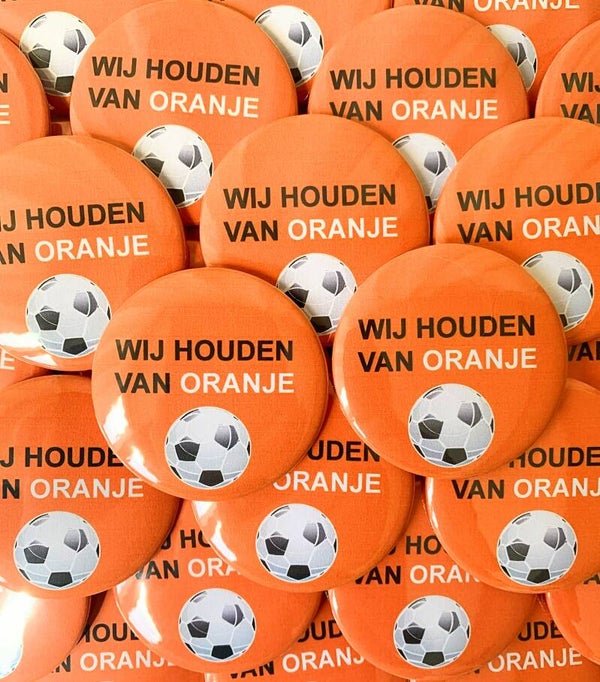 Voetbal button of kleding (magneet) Wij houden van Oranje met of zonder eigen tekst