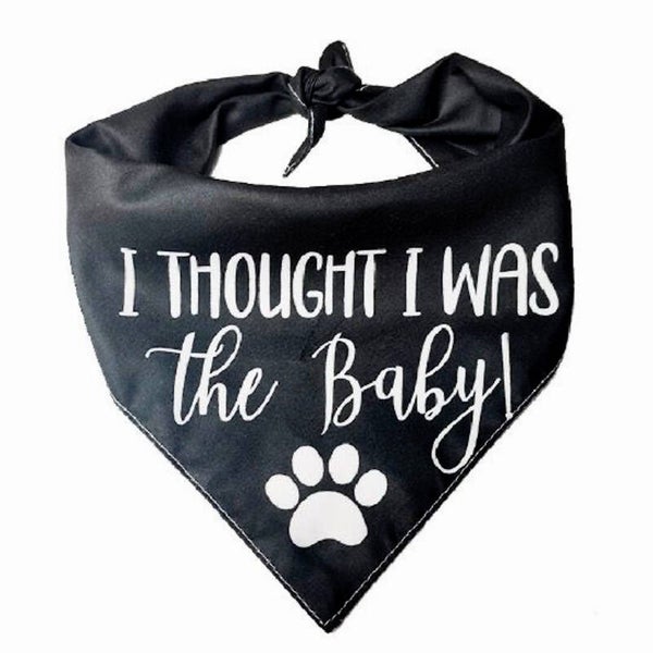 Honden bandana I Thought I was the Baby zwart met witte tekst en honden pootjes