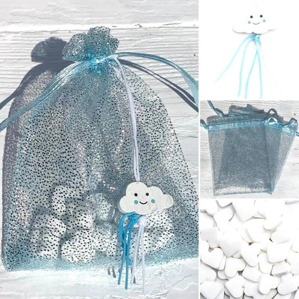Organza glitter zakje blauw met gelukspoppetje wolk en 15 mini hartvormige pepermuntjes