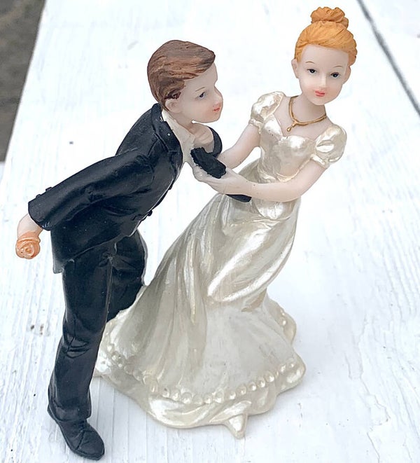 Bruidspaar taart topper Bruid trekt Bruidegom mee