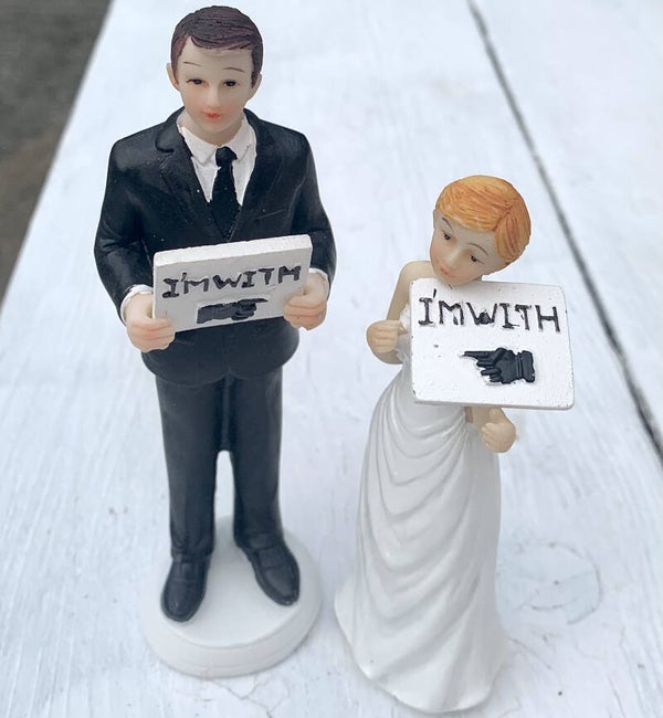 Bruidspaar met bordjes taart topper