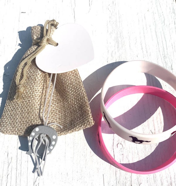 Jute giftbag met hoefijzer gelukspoppetje, rubberen armband roze of wit en hartvormig kraft kaartje