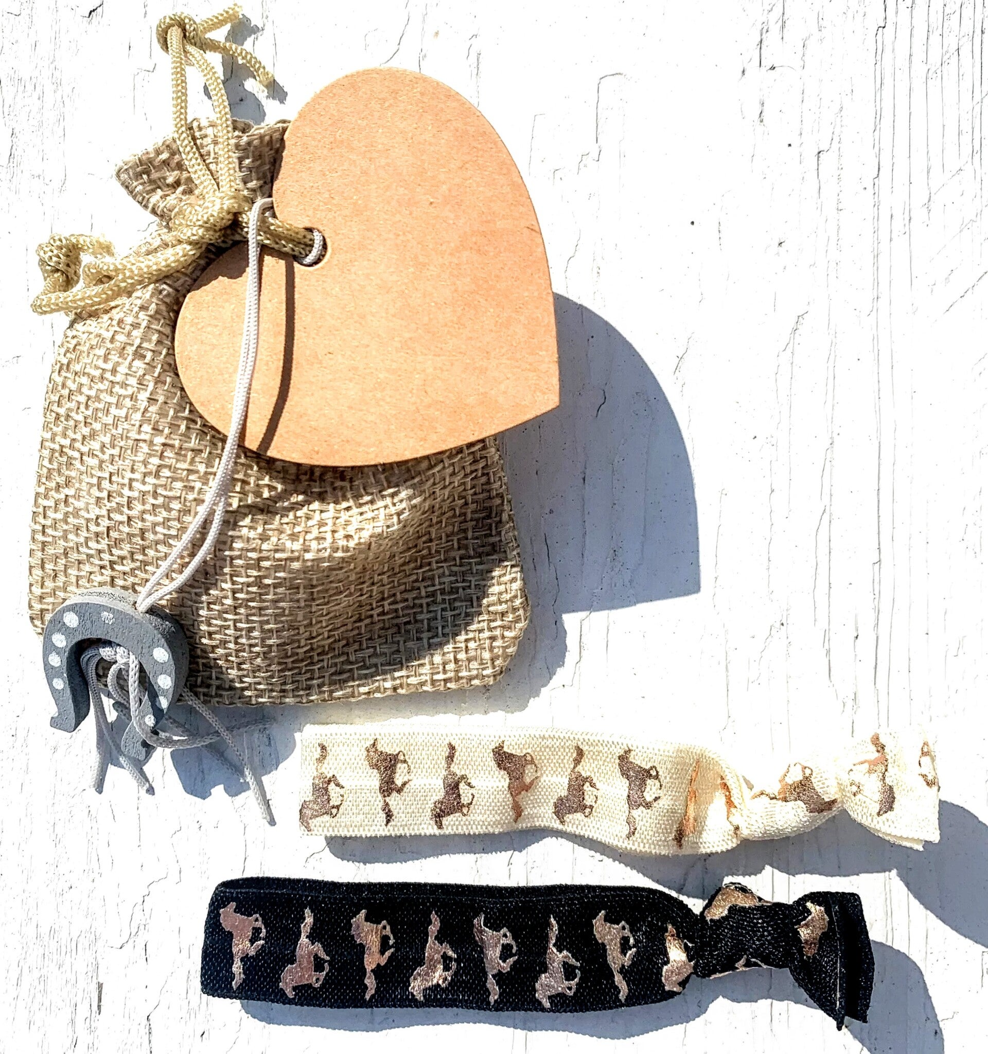 Jute giftbag met hoefijzer gelukspoppetje, 2 elastische armband/haarelastieken Unicorn en kaartje