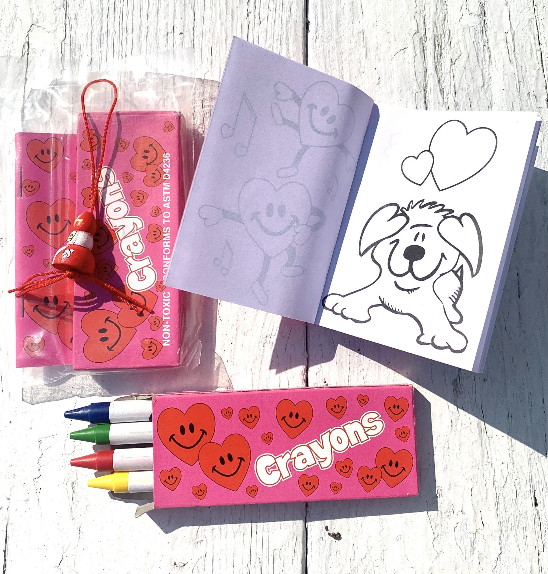 Sinterklaas cadeautje Smiley Face met kleurboekje, 4 kleurkrijtjes en gelukspoppetje