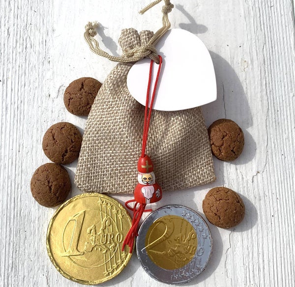Jute zakje met kaartje, pepernoten, chocolade munten en houten gelukspoppetje Sinterklaas