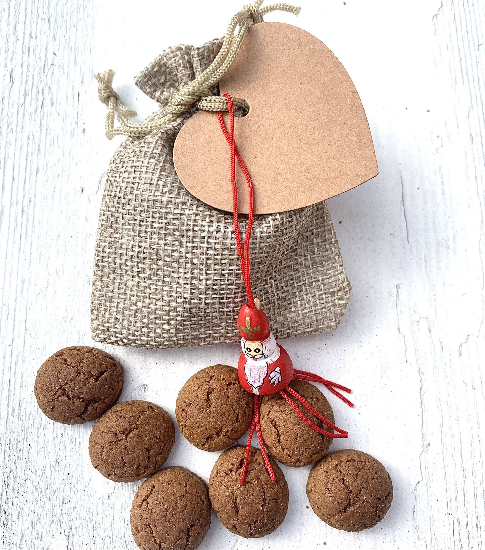 Jute zakje met kaartje, 7 pepernoten en houten gelukspoppetje Sinterklaas