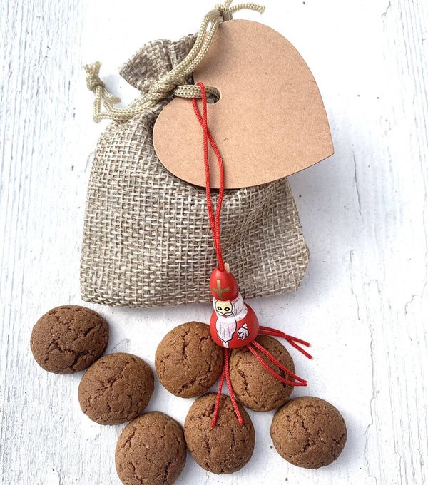 Jute zakje met kaartje, 7 pepernoten en houten gelukspoppetje Sinterklaas