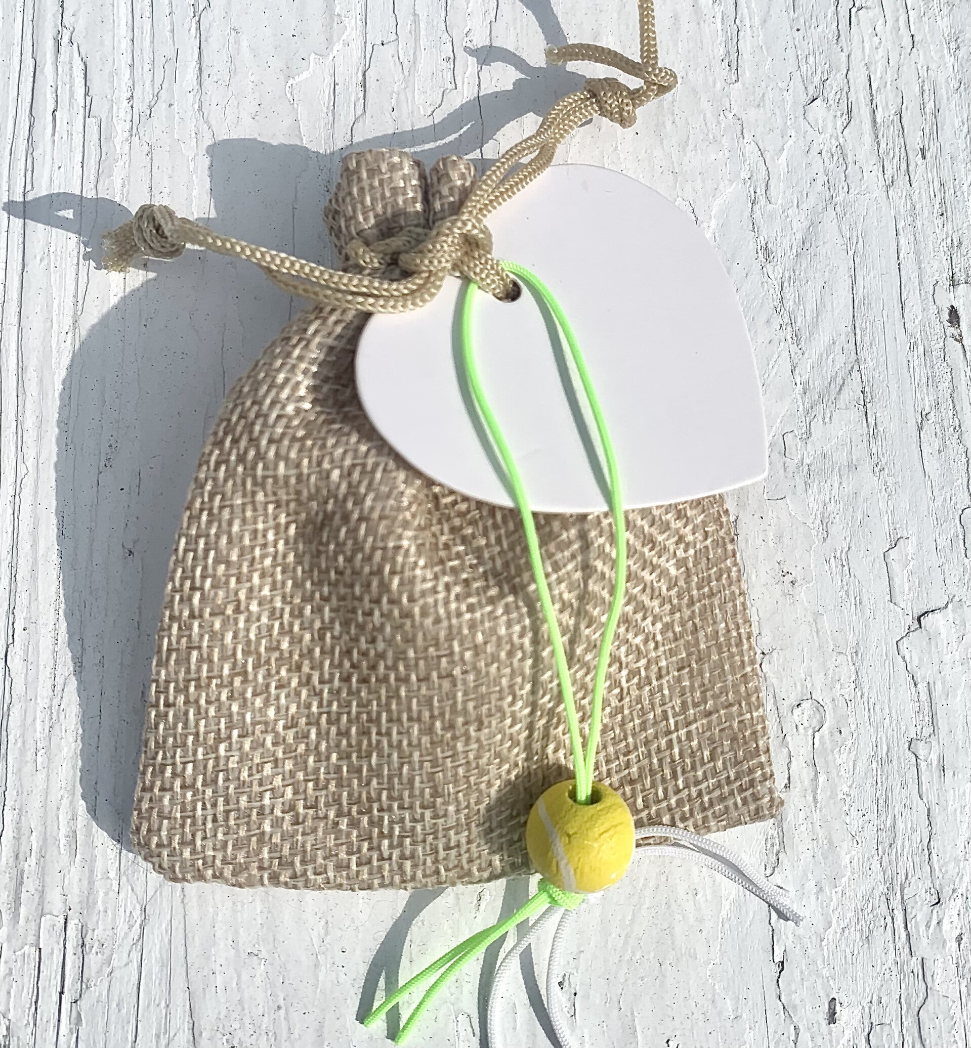 Jute giftbag met gelukspoppetje Tennisbal, 10 mini hart pepermuntjes en hartvormig wit kaartje