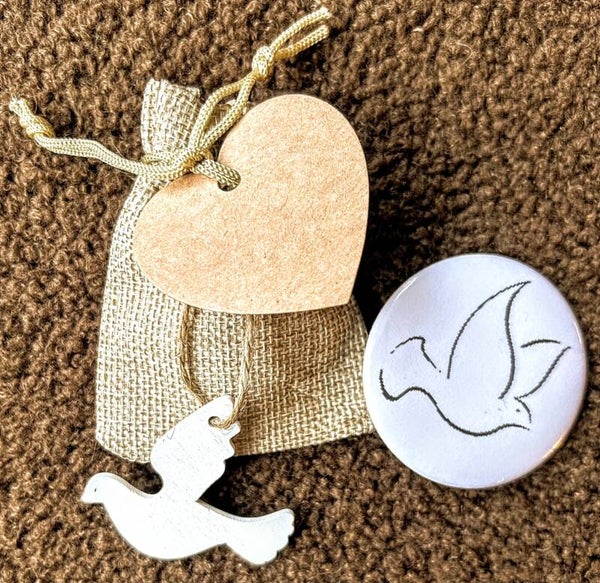 Jute zakje met gelukspoppetje en button Vredesduif en hartvormig kraft kaartje